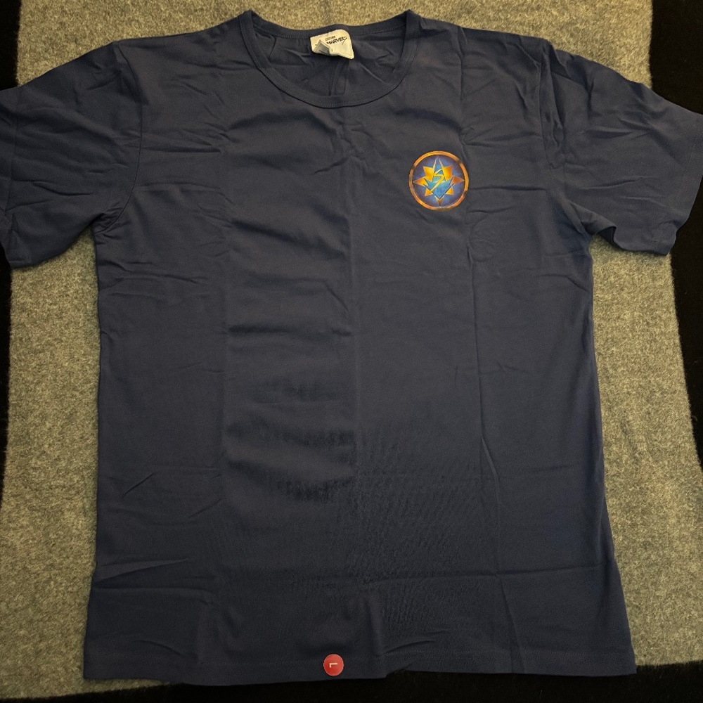 THE MARVELS 2024 Promo Disney Movie Insiders Navy S/S T-Shirt NWT Marvel Studio
